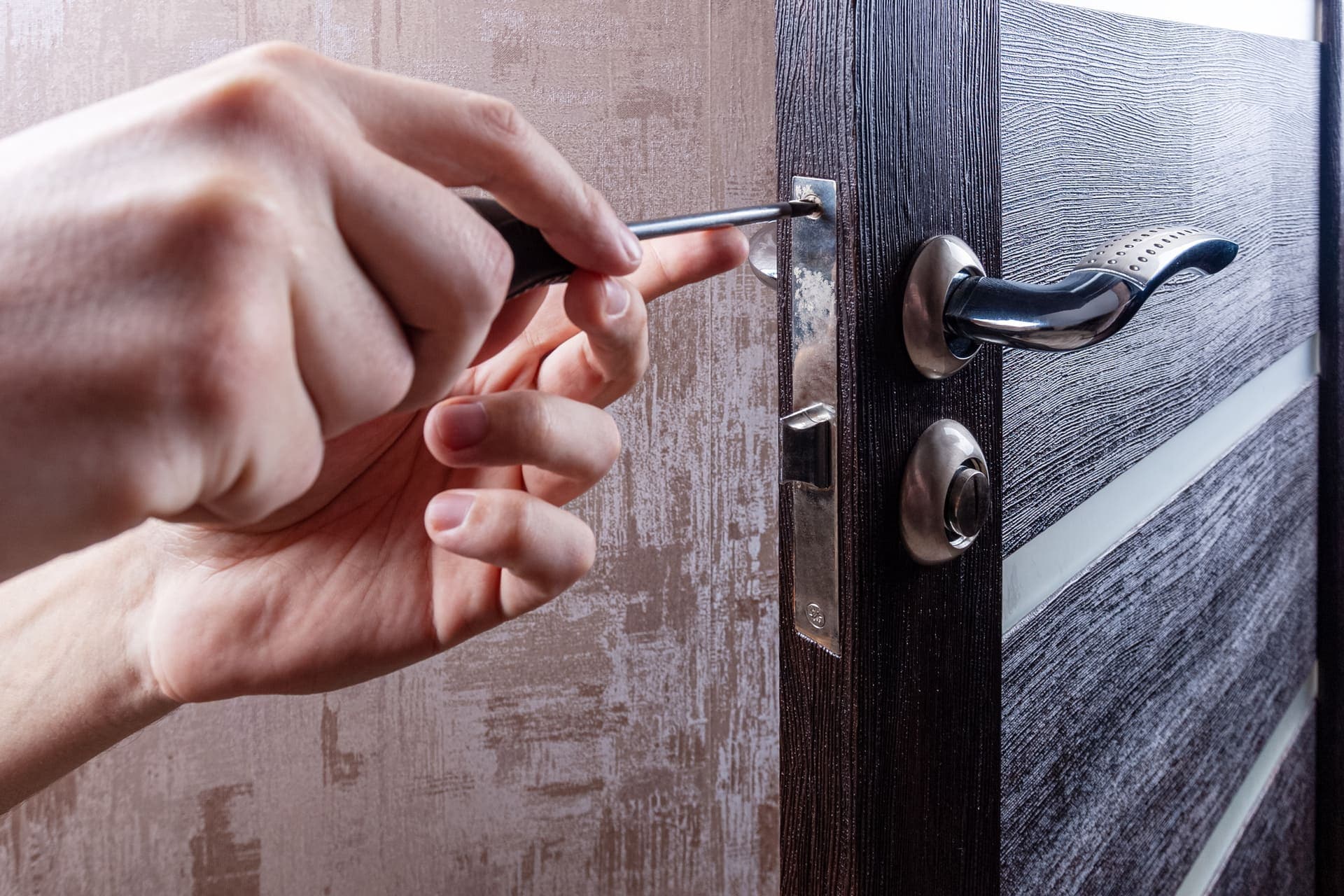 Mobile locksmith service helping customer in Tampa